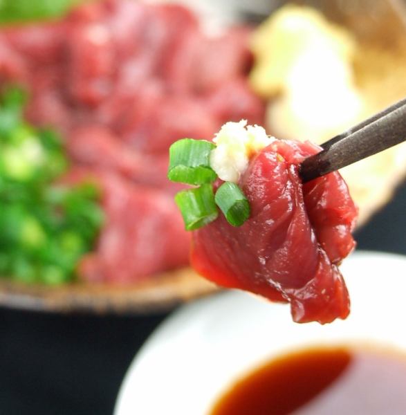希少な逸品料理、だちょう刺し♪お酒のおつまみに最高の一品です