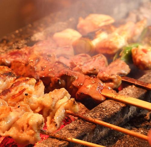 使用鳥取縣的炭火大仙雞精心製作的各種烤雞肉串。小心地烘烤每一塊。