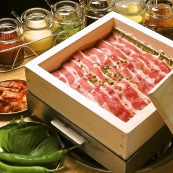 【自助晚餐套餐】蒸牛肉和猪肉自助+1单品/餐：2,490日元（含税2,739日元）