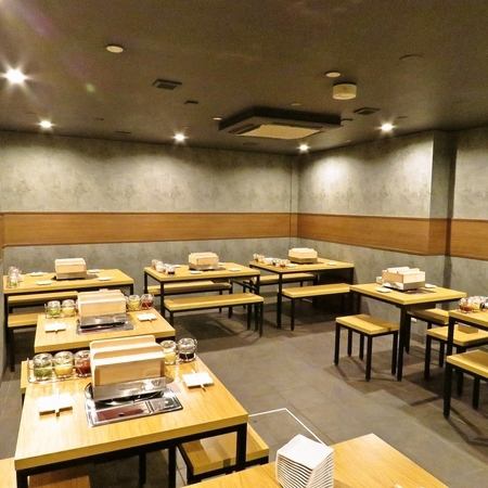 A total of 30 seats can be reserved for 25 people up to a maximum of 35 people. Please feel free to contact us. Fully air-conditioned and with a large TV. If you're looking for a restaurant for your birthday♪ All-you-can-eat plan that will satisfy you at 9"36♪"]