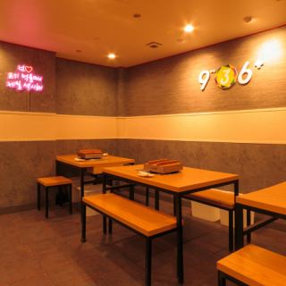 座位之間分隔得很好,因此您可以盡情享用美食,而不必擔心周圍的人。非常適合約會、女生之夜和其他聚會。