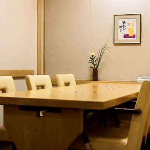 <p>接待・会食、ご家族の集まりに・・・雰囲気抜群のテーブル席。会社の宴会やファミリーにも人気!!ゆったりできるテーブル席・6名様迄完全個室をご用意♪誕生日や記念日、デートなどの特別なシーンにぴったりのお部屋です。</p>