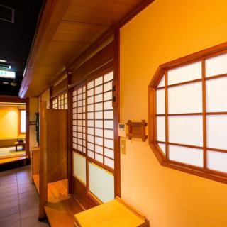 【２F掘りごたつ個室】大小さまざまな掘りごたつ個室がございます。お昼の会食やご家族との団らんなどにご利用ください。※人数にあわせてお部屋ご用意いたしますので、詳細はお問い合わせくださいませ。
