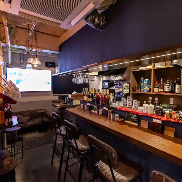 総席数12席のプライベート感溢れる店内は、宴会の二次会やパーティーでの「まるごと貸切」に最適！大画面TVとカラオケを完備し、身内だけで贅沢に一体感を楽しめます。事前予約でカレー以外の料理リクエストや誕生日ケーキにも柔軟に対応。貸切料金は要相談となりますので、まずは気軽にお問い合わせください。
