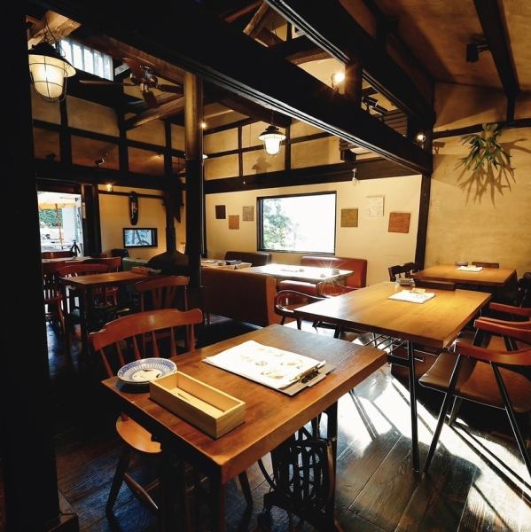 店内は窓が多く明るくゆったりとお食事をお楽しみいただけます♪スロープもあるのでベビーカーや車椅子でもご来店頂けます！お手伝いをご希望の方はお気軽にお声かけください！