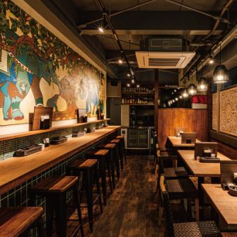 東京大神宮裏にある、スパイシーな料理とビール好きのための隠れ家的なお店です。バナナリーフで蒸しあげたビリヤニや、その時の素材で作る７種のカレー、インド料理をモチーフにしたお箸で食べられる創作料理もいろいろ。厳選したクラフトビールや、インドのビール、生ビールはマルエフです。