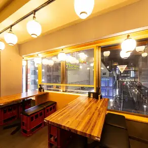 可欣賞夜景的餐桌座位。您可以一邊欣賞城市霓虹燈，一邊盡情享用我們的自助餐。