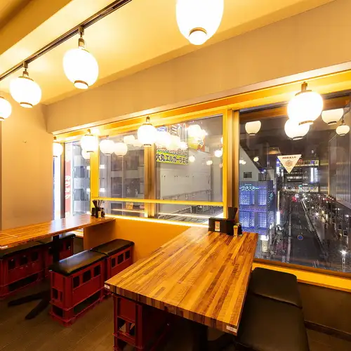 可欣賞夜景的餐桌座位。您可以一邊欣賞城市霓虹燈，一邊盡情享用我們的自助餐。
