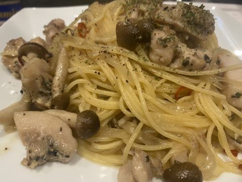 ハーブチキンときのこのペペロンチーノ