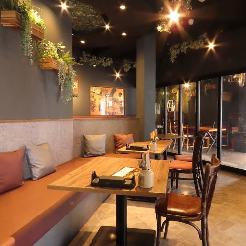 <p>Cafe＆BAR　ゆったりとくつろげて、雰囲気もばっちりな当店では、飲み会を考えて下見や一人で少し飲みたい時なども考慮しカウンターをご準備しております。少し大人な感じでデートでのご利用もいかがでしょうか？</p>