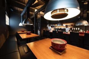 最大20名様までご利用可能なテーブル席。デートや接待、大切な方とのお食事等、様々なシーンに合わせてご利用いただけます。