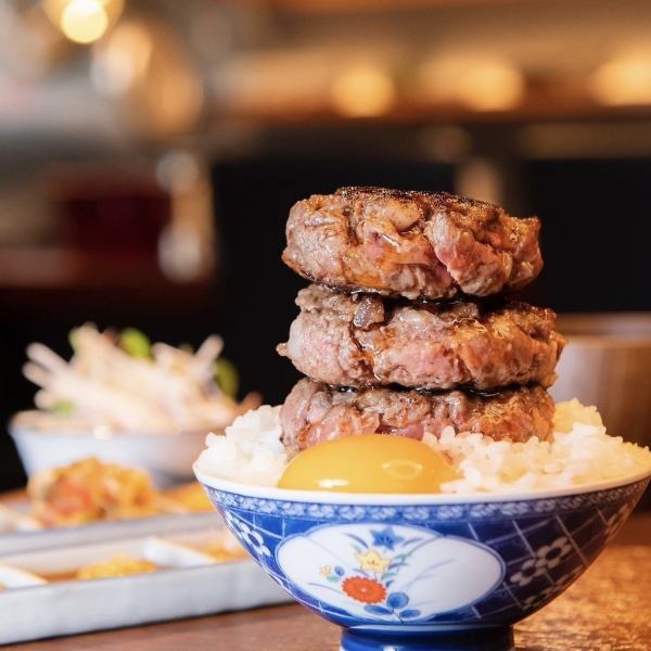炭火で食べる国産牛100％の粗挽き赤身ハンバーグ