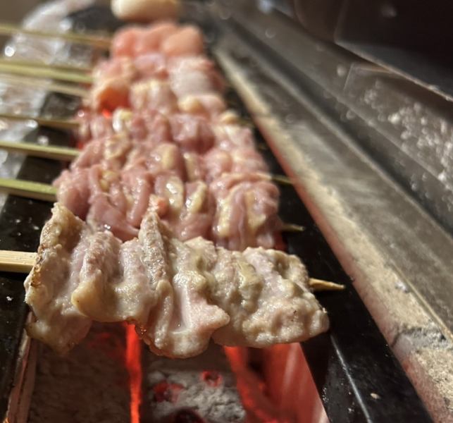 【一本一本の焼き方へのこだわり】串を炭火で焼き上げる焼場では、それぞれの食材により最適な焼き方・焼き加減で仕上げるので、1つ1つの串のクオリティが高い。