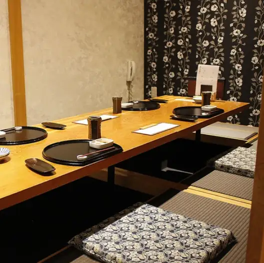 We have two private rooms available, each accommodating 6 people.Despite being a yakitori restaurant, the interior has a calm atmosphere where you can enjoy your meal at your leisure.The seating is in the style of a sunken hearth, allowing you to sit comfortably.