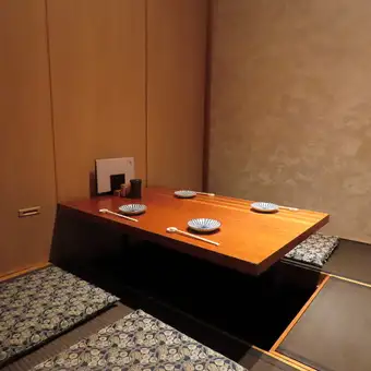 We have a private room with sunken seating available for 4 people.You can relax without worrying about your surroundings.