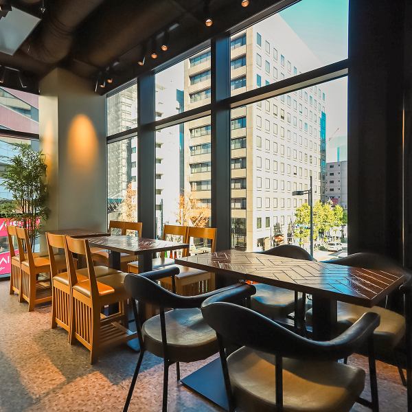 【◇どなたでも気軽に♪◇】店内は統一感のあるおしゃれな雰囲気となっており、和とカフェのような洋の印象を兼ね備えた和モダンな空間となっております。そんなお洒落な雰囲気の中、100種類を超える日本酒や当店自慢のご当地グルメを、心ゆくまでお楽しみください!