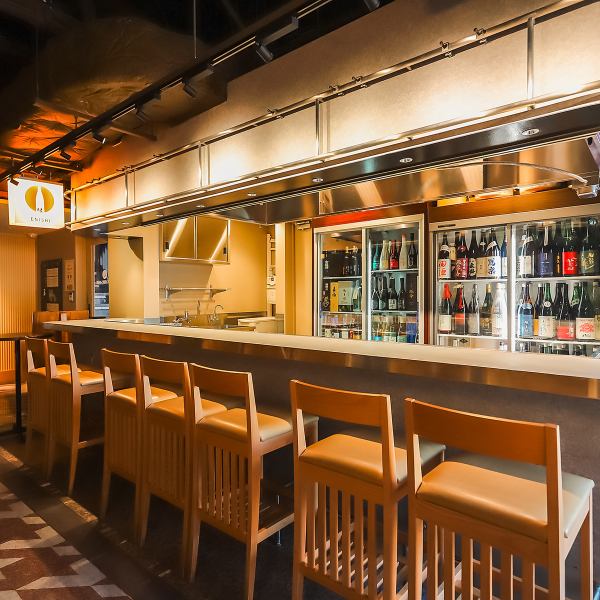 【◆テーブル&カウンター席◆】当店では、テーブル席とカウンター席をご用意しております。カウンター席では、日本酒がずらりと並んだ圧巻の眺めのなかお食事を。テーブル席では、日本酒に豊富な料理を囲んで飲み会を。シーンを問わずお楽しみいただけます!