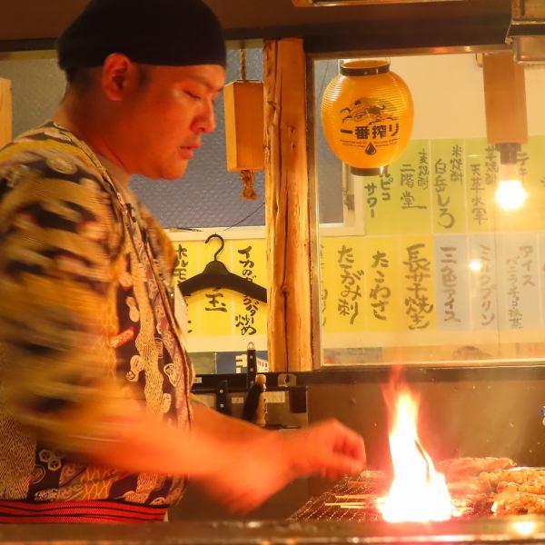 魚介類やお肉、野菜を炭火で香ばしく焼き上げる豪快な炉端焼き！素材の旨味を味わえる！焼鳥もございます◎