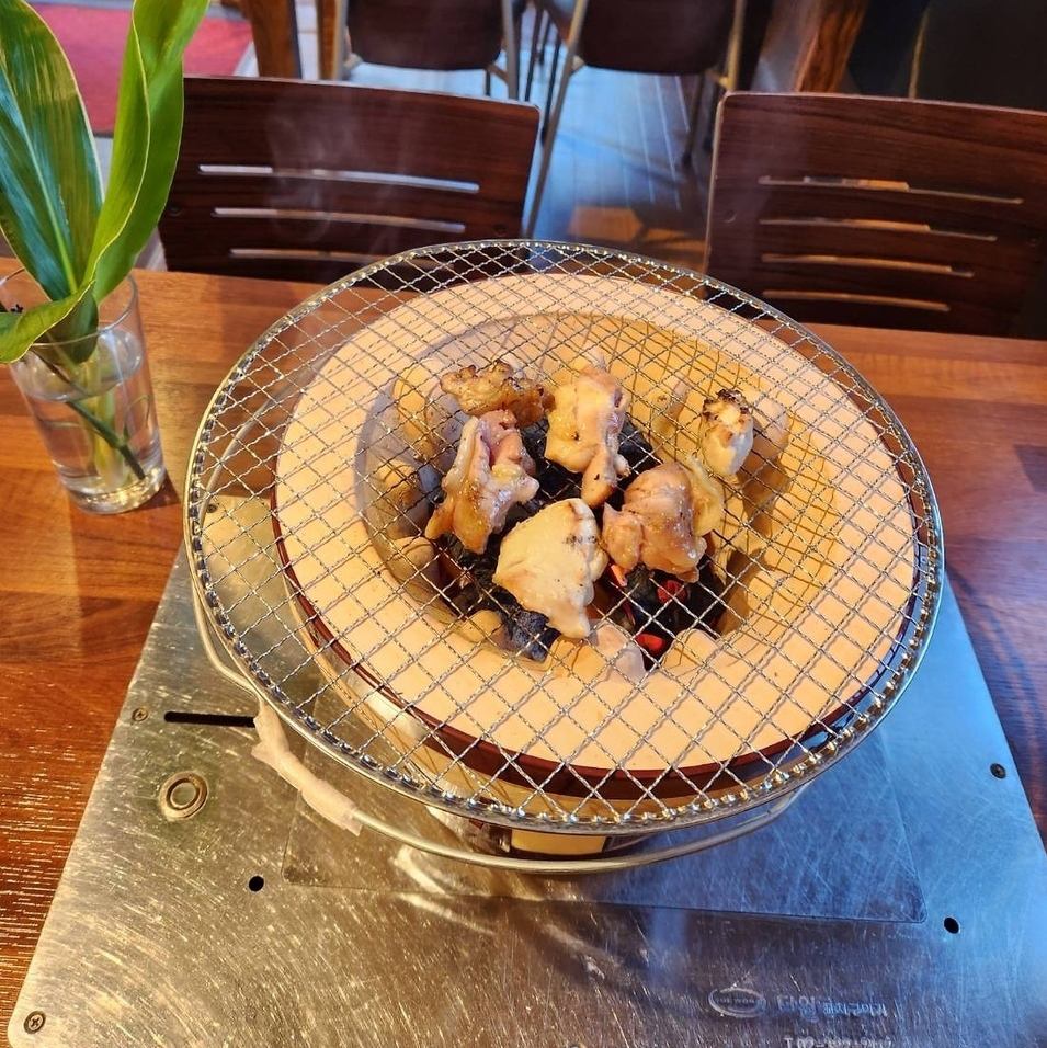 大山産がいな鶏をご自身で焼いていただく焼肉スタイルのお店♪