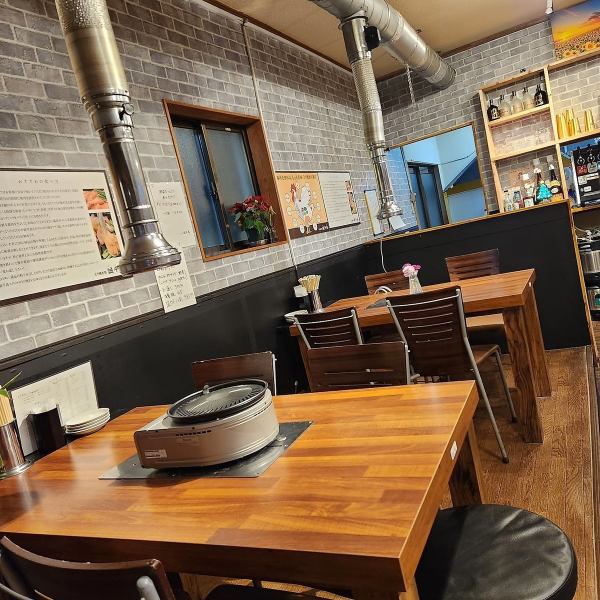 店内は4名テーブル2卓、6名テーブル2卓、8名テーブル1卓と多彩な席をご用意しており、席の結合も可能なため大型宴会や会社の集まりにも対応可能です♪広々とした空間でみんなで集まるひとときを楽しめる雰囲気◎設備もしっかりしているので安心してご利用いただけます！