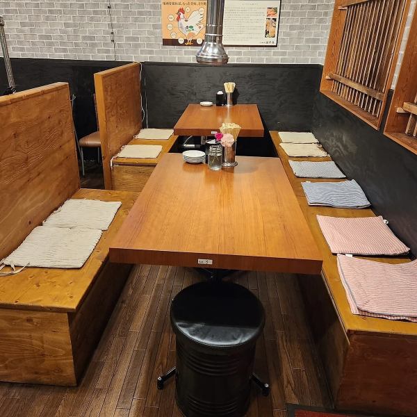 ご友人とのお食事やカップルでも利用しやすい4名、6名掛けのテーブル席が整っています◎少人数での食事にピッタリな落ち着いた雰囲気♪テーブルの配置変更も可能なので、お好みのスタイルで過ごせます！店内は明るくアットホームな雰囲気なので、ご家族での食事や女子会にも最適です☆