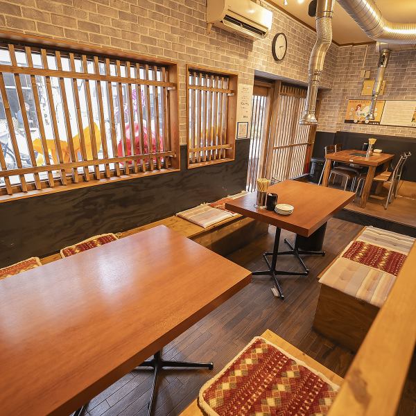 店内は4名テーブル2卓、6名テーブル2卓、8名テーブル1卓と多彩な席をご用意しており、席の結合も可能なため大型宴会や会社の集まりにも対応可能です♪広々とした空間でみんなで集まるひとときを楽しめる雰囲気◎設備もしっかりしているので安心してご利用いただけます！