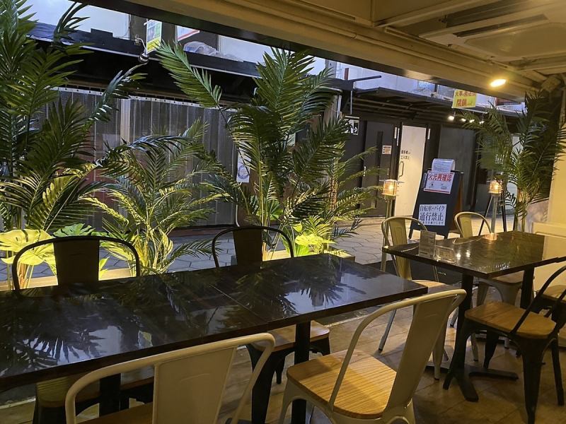 A 2-minute walk from Fukushima Station and close to the station! The interior of the store surrounded by greenery in the deep area of the gourmet town [Fukushima] is full of hideaway!