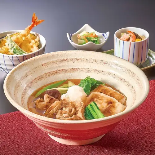 纯正日式鸡肉、烤年糕、萝卜丝拌面,以及一小碗天妇罗饭