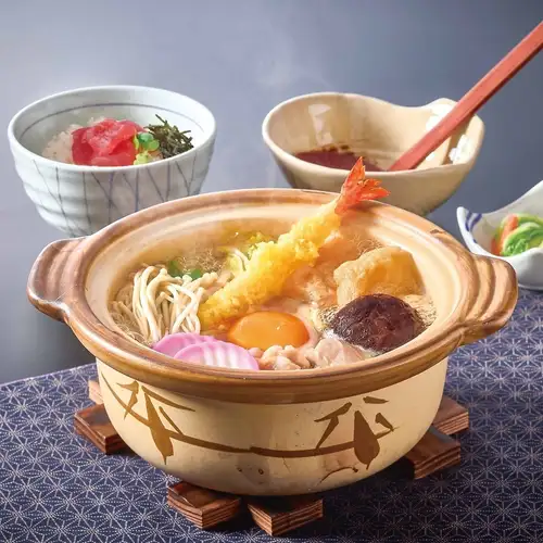 锅烧乌冬面和迷你金枪鱼盖饭