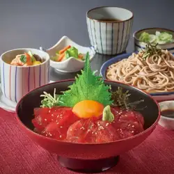 절임 참치 덮밥과 국수 유익한 찻잔찜