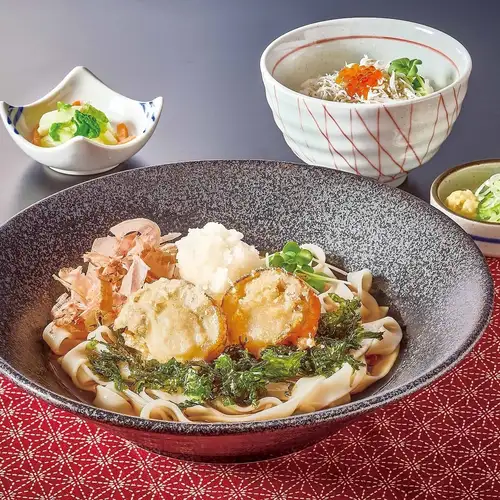 ≪北海道豐花灣扇貝≫ 扇貝天婦羅配白蘿蔔泥、蝦麵,以及一小碗銀魚和鮭魚籽