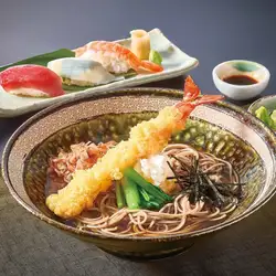 大蝦天婦羅蕎麥麵配蘿蔔泥和3塊壽司