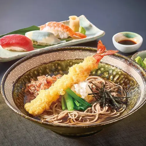 大蝦天婦羅蕎麥麵配蘿蔔泥和3塊壽司