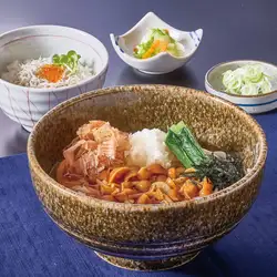 滑子菇蘿蔔泥拌蝦麵配銀魚和鮭魚籽迷你飯