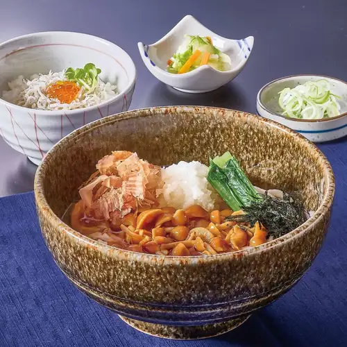 滑子菇蘿蔔泥拌蝦麵配銀魚和鮭魚籽迷你飯
