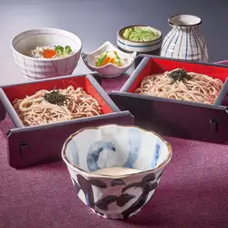 蕎麥麵配磨碎山藥湯(兩層)和一小碗銀魚鮭魚籽飯。