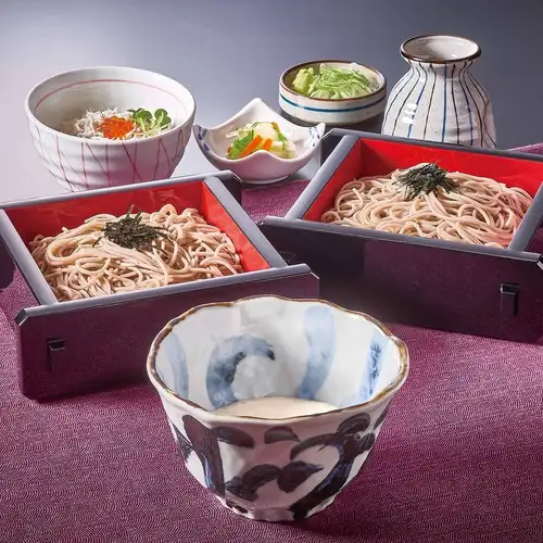 蕎麥麵配磨碎山藥湯(兩層)和一小碗銀魚鮭魚籽飯。
