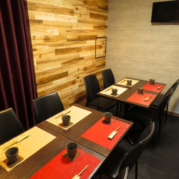[Private rooms are also available for groups of 5 or more.] There are also table seats at the back of the store that can accommodate groups of 3 or more.We can accommodate 5 or more people as a private room! It can accommodate up to 8 people, so it's perfect for small parties. We also offer convenient all-you-can-drink courses, so if you'd like, feel free to join us. Please contact us.