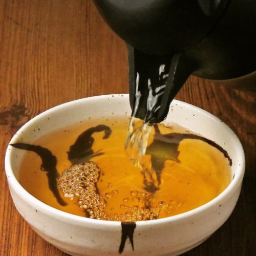 湯底是涮涮鍋味道的決定性因素。與黑毛和牛的良好相容性