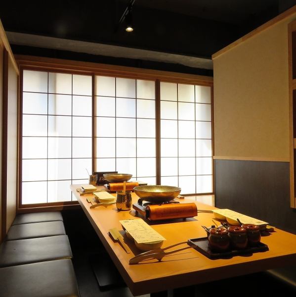 [Private room seats] Table seats with partitions are tables overlooking the night view. We also support surprise production such as birthdays and anniversaries. << Entertainment, dates, girls-only gatherings, etc. >> You can enjoy a dinner course with Japanese black beef shabu-shabu.