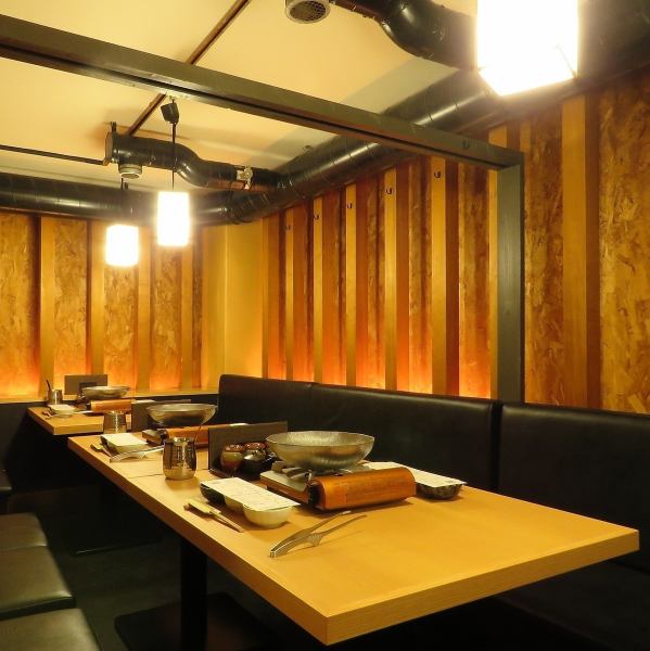 【日式现代空间】可以享受中小型和团体的各种用餐，宽敞的空间和温暖的灯光可以俯瞰商店和私人餐桌座位。