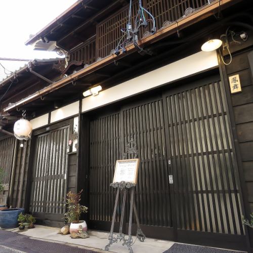 距離丸之內站步行 6 分鐘