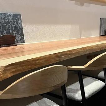 当店のカウンター席は全4席、シンプルで温かみのあるデザインが特徴です。おひとり様やデートに最適な落ち着いた雰囲気の中、プライベート感を大切にした空間で料理を味わいながらリラックスした時間をお過ごしいただけます。特別なひとときを、ぜひこのカウンター席でお楽しみください。