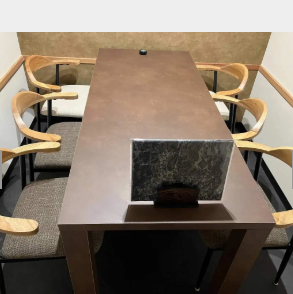 4名～6名様用のテーブル個室を2部屋ご用意しております。シンプルで洗練されたデザインが特徴で、落ち着いた雰囲気の中でプライベートな会話を楽しめます。仲間や同僚との集まりや特別なイベントなど、さまざまなシーンに最適です。心地よい空間で特別なひとときをお過ごしください。