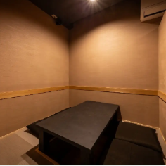 2名～4名様用の掘りごたつ席の個室を2部屋ご用意しております。温かみのある和の雰囲気が漂う空間で、リラックスしながらお食事をお楽しみいただけます。周囲を気にせず、プライベートな時間を過ごすことができるためデートや友人との集まりに最適です。心地よい掘りごたつをご利用ください。