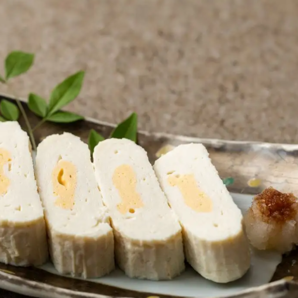 【肉吸いの旨味をたっぷり含んだだし巻き】だし巻き肉吸い仕立て950円(税込)