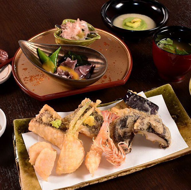 ランチでも揚げたてをその場で提供いたします。