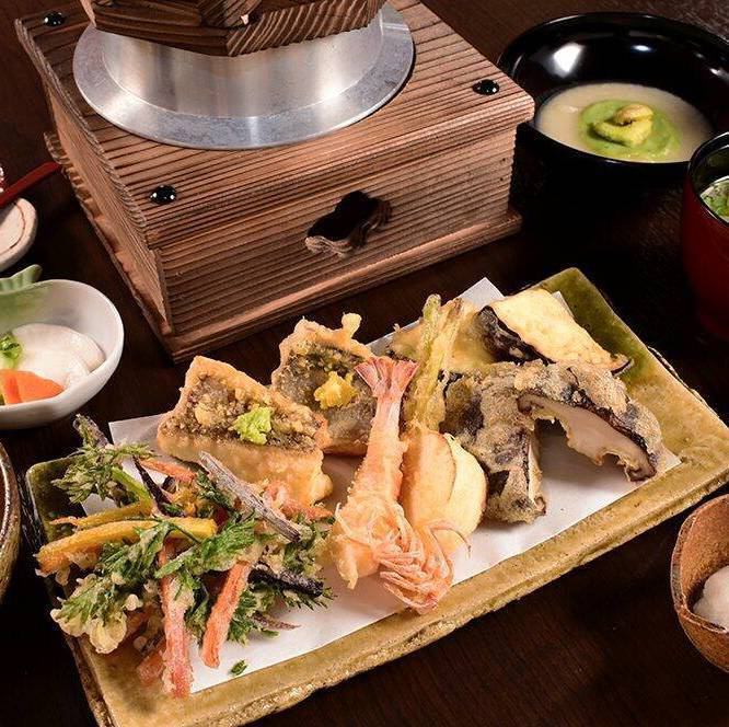 その場で上げられた天ぷらを味わえる。