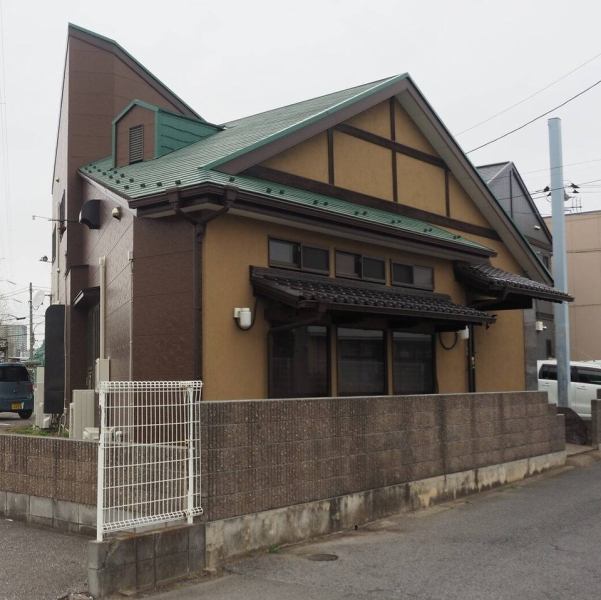 【国道から分かりやすいアクセス◎】16号線からすぐの好立地に位置する当店は駐車場もあり、お車での家族連れにもおすすめの場所です。古民家風の当店で、職人の仕上げるおいしい天ぷらを食べて団らんのひとときをお楽しみください。