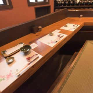 【少人数向けの憩いの場】友人や家族との会話を楽しめる4名掛けテーブル席♪木の温もりを感じる落ち着きある空間でお過ごし下さい。テーブルを結合すると最大6名様まで対応可能です。